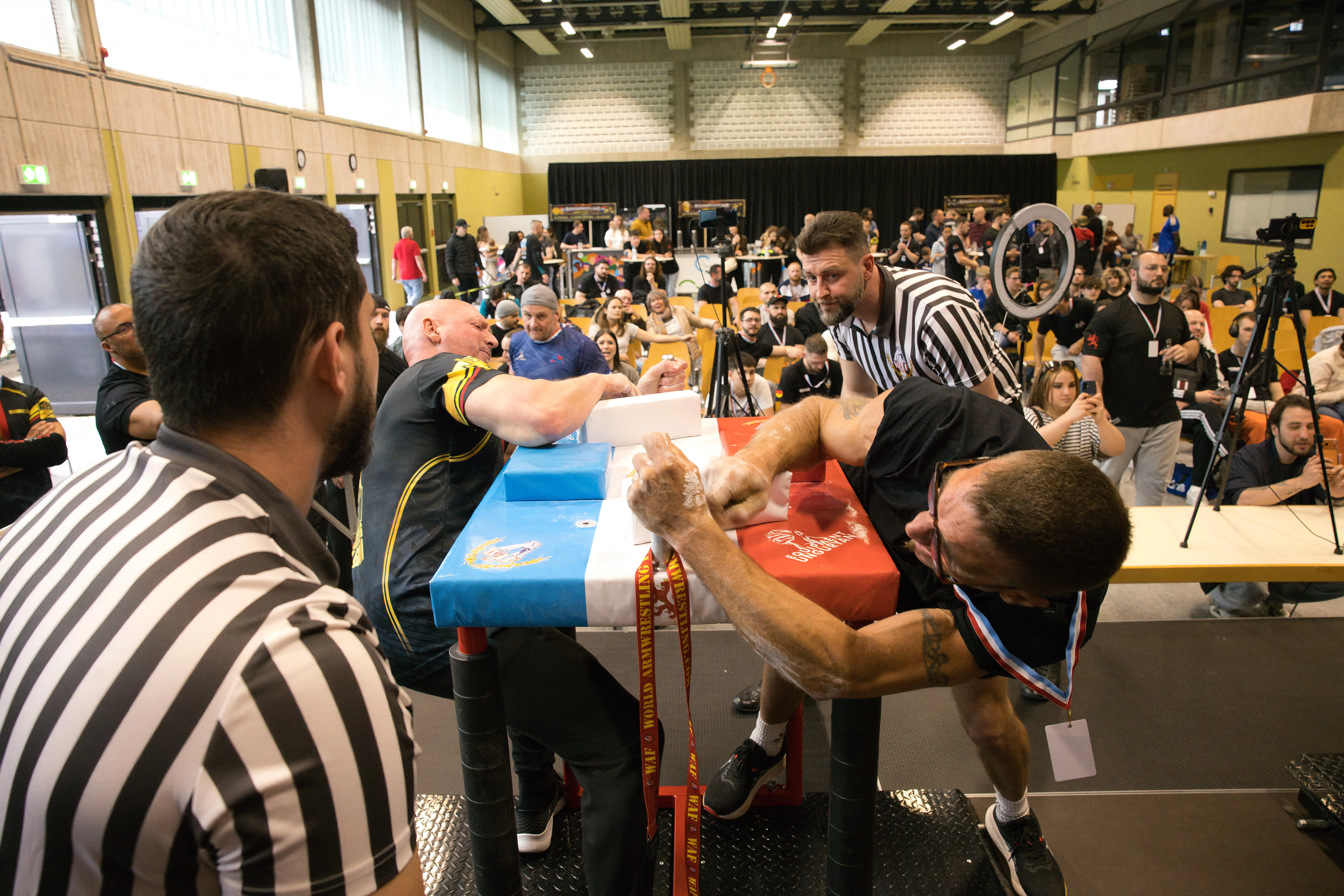 Athlètes en compétition de bras de fer — Luxembourg Armwrestling Competition