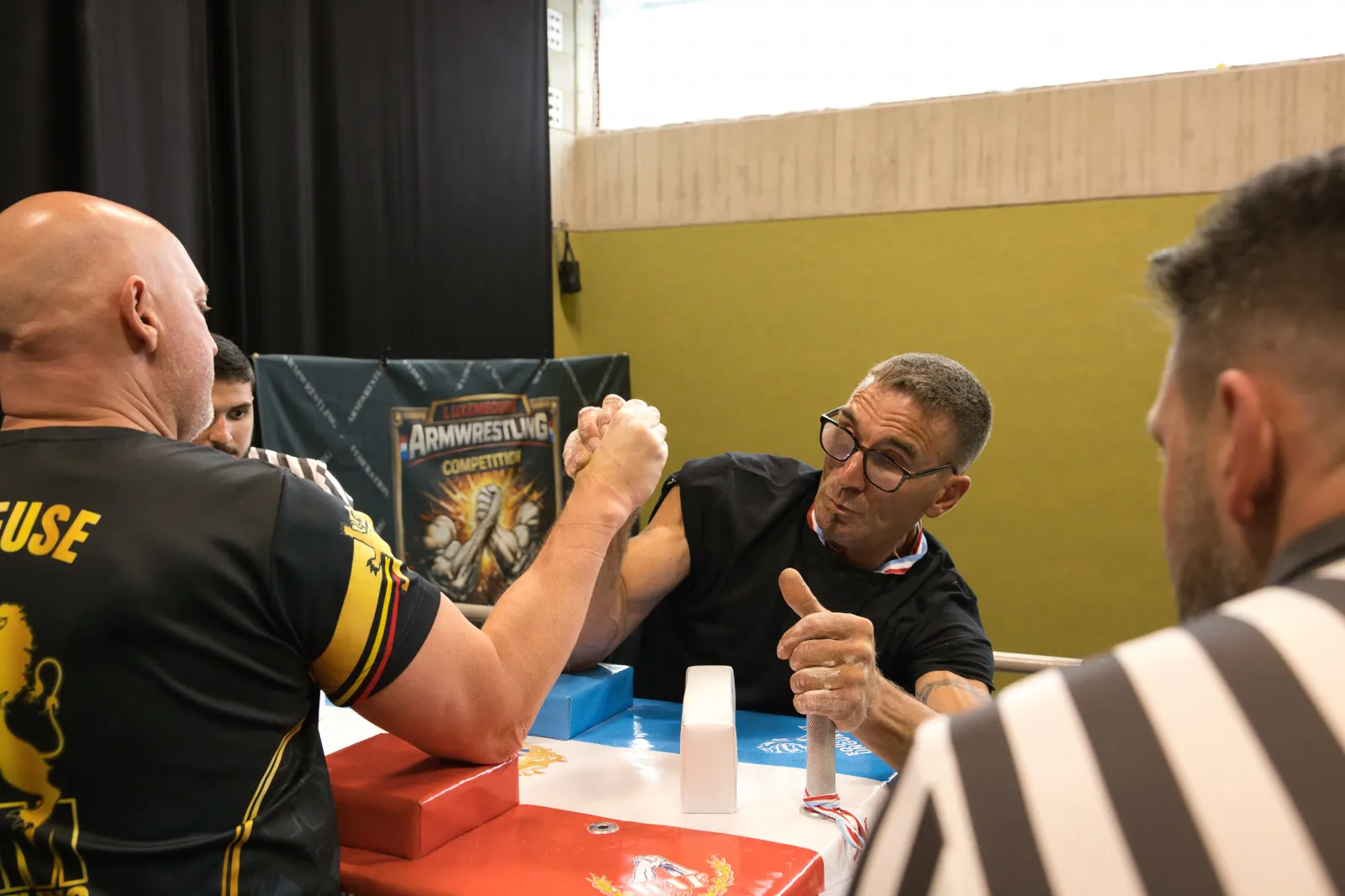 Compétition de bras de fer — ambiance tournoi