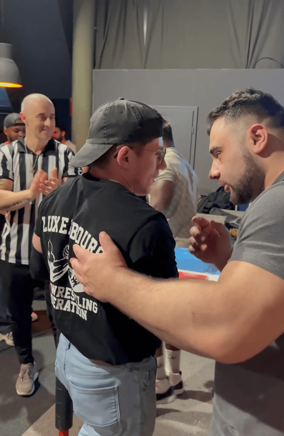 Athlètes après un match de bras de fer en compétition LAF Luxembourg
