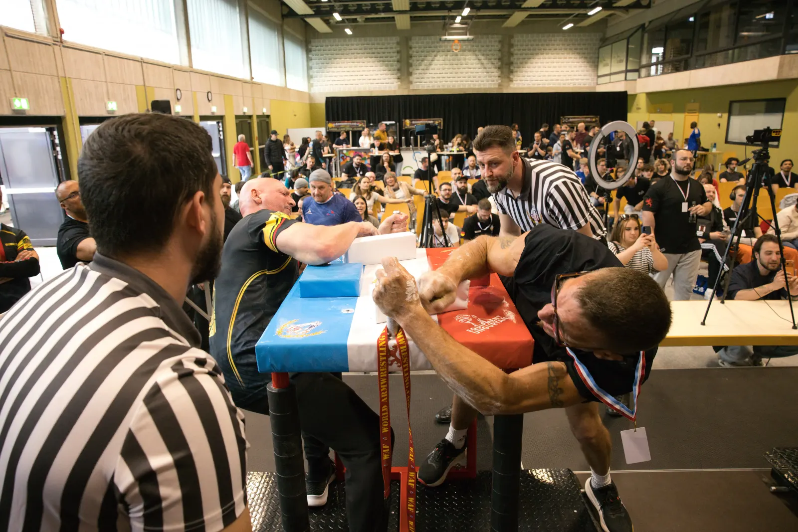 Athlètes en compétition de bras de fer — Luxembourg Armwrestling Competition