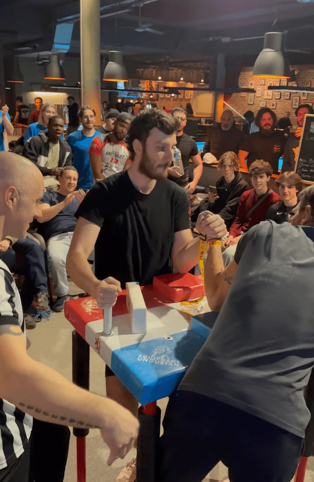 Match de bras de fer en compétition officielle — table WAF, salle de compétition au Luxembourg