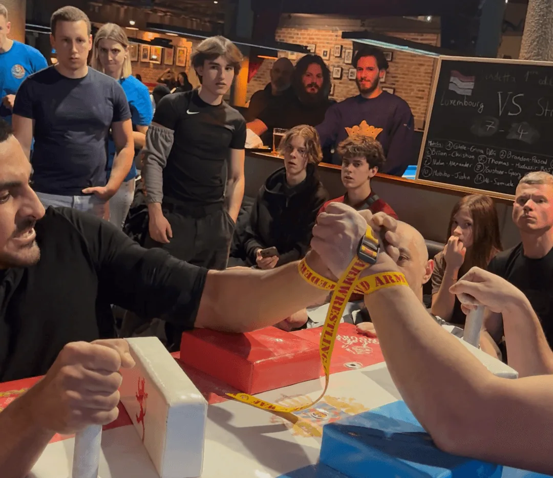 Armwrestling-Wettkampf in Luxemburg — offizielles Turnier des Armwrestling Club Strassen