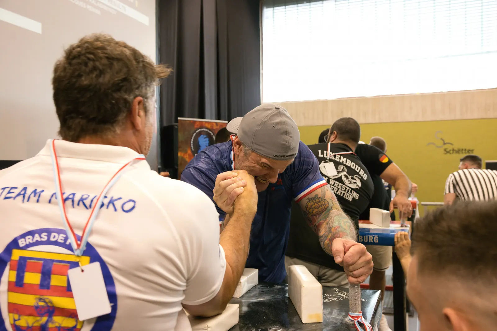Moment intense lors d'un match de bras de fer officiel au Luxembourg