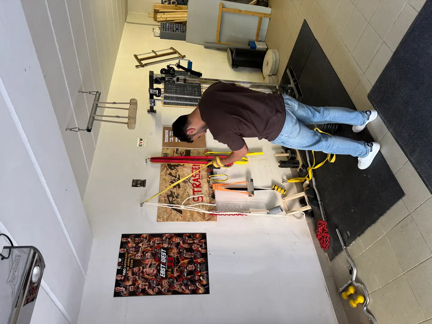 Salle d'entraînement de l'Armwrestling Club Strassen à Luxembourg — équipement professionnel bras de fer, tables WAF et système à poulies